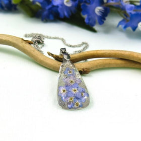 botanical-jewelry-with-infused-ashes-and-forget-me-not-flowers