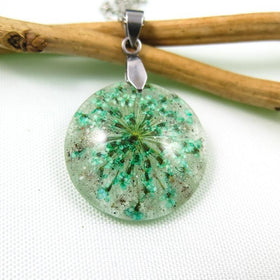 botanical-pendant-with-infused-ashes-and-queen-lace-flowers