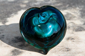 green-memorial-glass-heart-paperweight-with-ash-wonderful-rememberance-art-and-memorial-gift