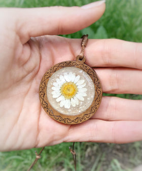 wood resin with daisy flower and cremains | Cremation Jewelry